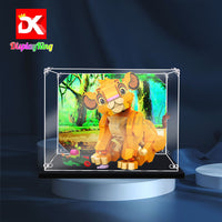 Display King - Acrylic display case with screw for LEGO® Simba the Lion King Cub 43243
