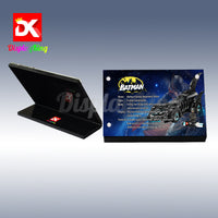 Display King - Acrylic display plaque for LEGO® Batman Forever Batmobile 76304
